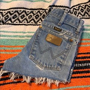 SUPERR cute light wash wranglers!